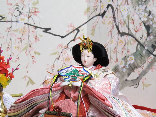 桜の木の元で、貝合わせを楽しむ官女たち。それを眺める仲良く寄り添う女雛・男雛をイメージした雛人形です。