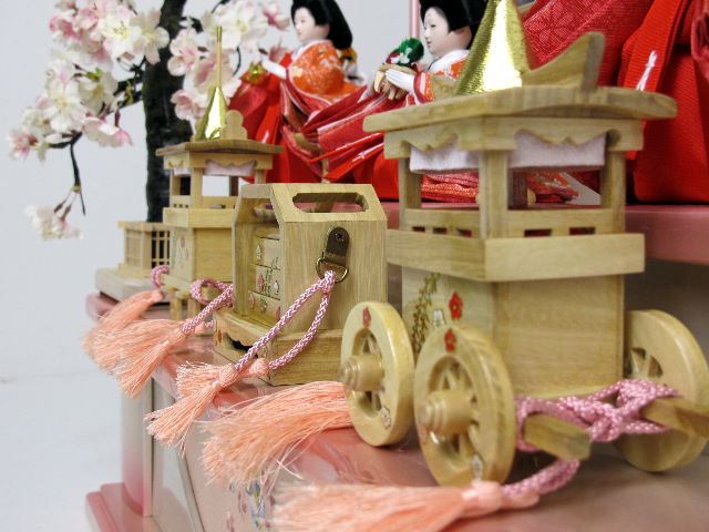 オレンジ女雛とグレー男雛の五人揃いをおおきめの桜とパールホワイトぼかしピンクの明るい三段で飾りました。