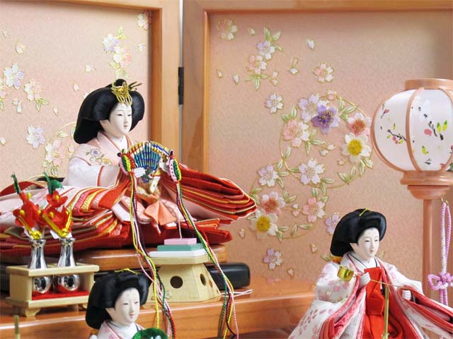 白地桜柄の五人揃いを三段に飾り、大桜を脇に置いた豪華な飾りです。桜のある御殿で宴をしているような素敵な雰囲気になりました。