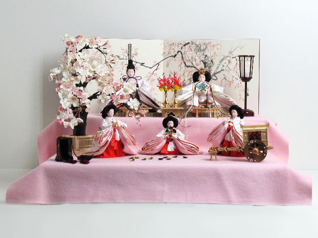 ほんのりピンクの雛人形桐箱二段飾り