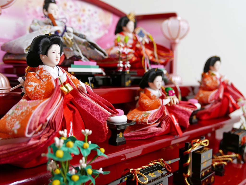 桜柄友禅衣装のお雛様の赤塗り収納三段飾り
