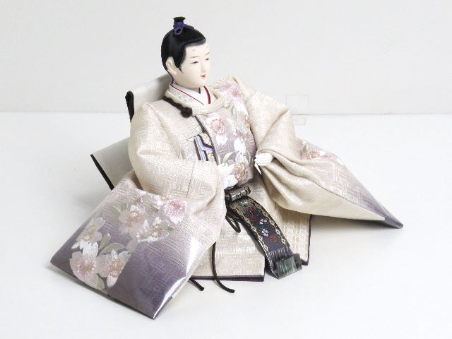 紫のグラデーションと桜の刺繍が渋い雛人形