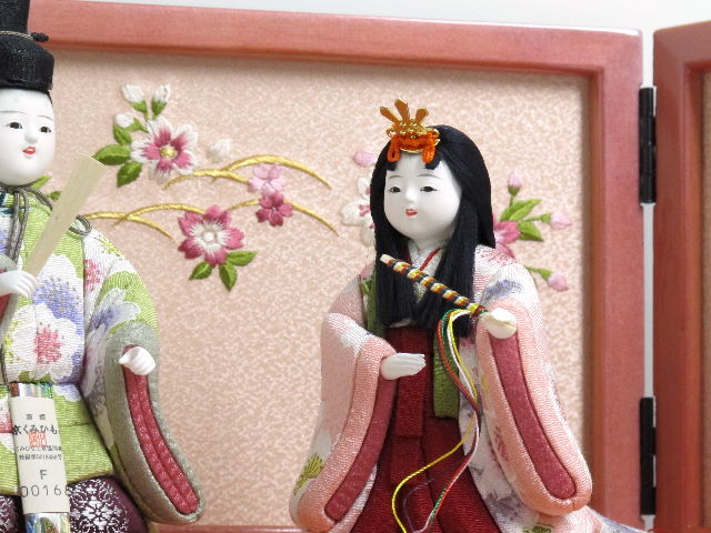 華やかな衣装の木目込み人形を暖かなオレンジピンクの収納台でコンパクトに飾りました。