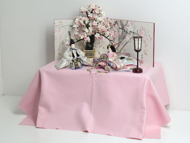 ピンクの有職雛を手描き桜屏風で彩る桐収納式雛人形