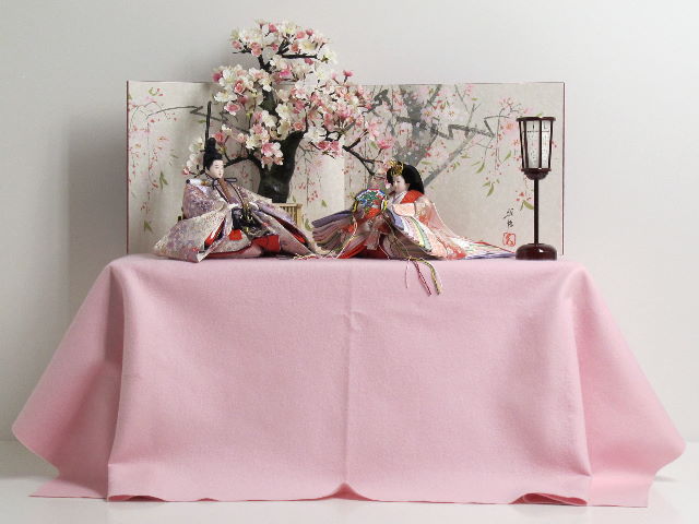 美しい赤のお雛さまを手描き桜屏風で彩る桐収納式雛人形