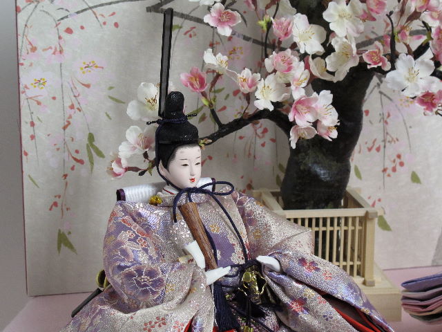 生地から特注した雛人形は、縦糸と横糸が奏でる優雅な光沢が特徴の赤いお雛様です。