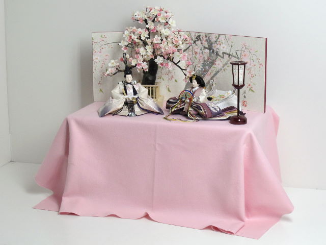 上品な紫のグラデーションと桜の刺繍が渋いお雛様を手描き桜屏風で彩る桐収納式雛人形