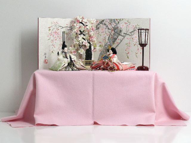 ピンクとグリーンのグラデーションが美しい雛人形の手描きしだれ桜屏風毛氈収納飾り
