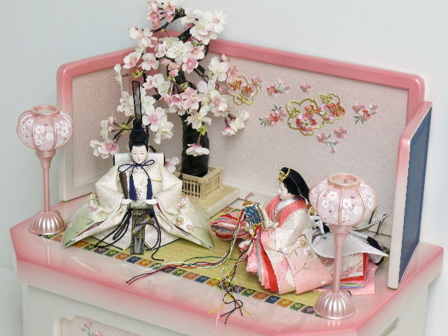 白地にピンクのぼかし衣装の雛人形ホワイトピンク収納桜飾り