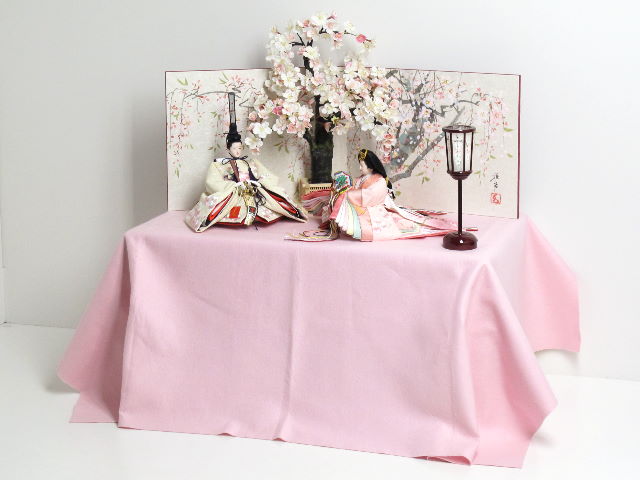 桜の刺繍がかわいいピンクの雛人形を手描き桜屏風と桜で彩る桐収納飾り