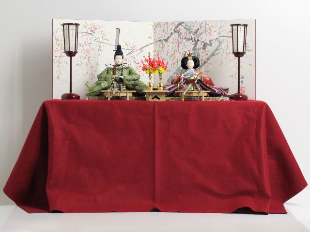伝統的な有職文様に身を包んだ高貴な雛人形桜屏風桐箱親王飾り