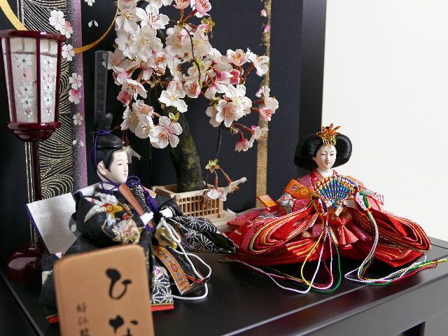 赤と黒の友禅染衣装雛人形月と桜屏風収納飾り