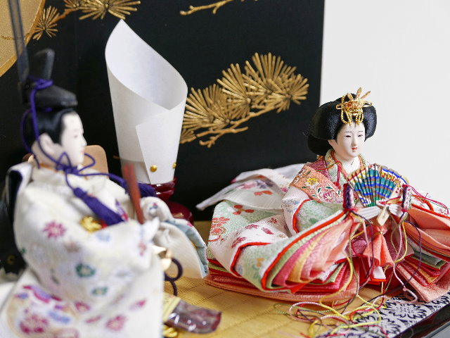 淡い花柄衣装雛人形金彩月に松コンパクト収納飾り