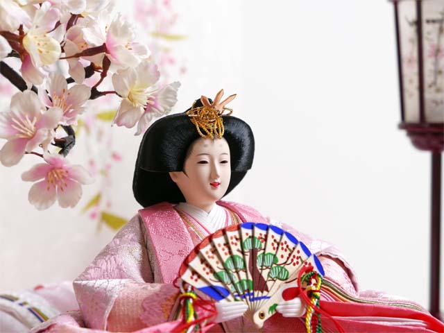 刺繍満開桜衣装の雛人形を手描き桜屏風と桜で彩る桐収納飾り