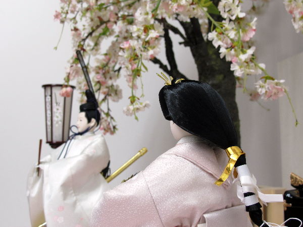 あまりの美しさにため息。桜をテーマに、京雛師、渾身の逸品です。見とれます。思わず見とれて時間が流れます。