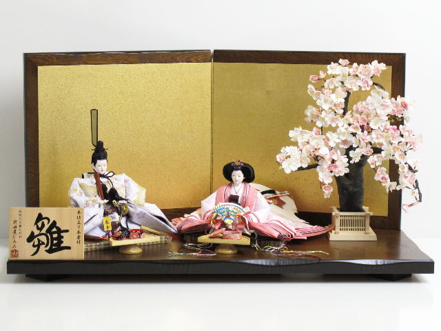 淡いピンクを使った明るい衣装の創作雛人形親王飾りにお寿司お餅を追加した場合