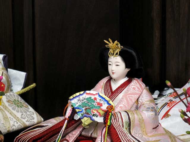 金糸銀糸を織り込まれた菊文様のきらびやかなおひなさまを人気の梅飾りにしました。