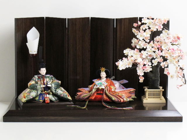 鳳凰刺繍正絹衣装雛茶塗屏風大桜創作飾りに燭台を追加した場合