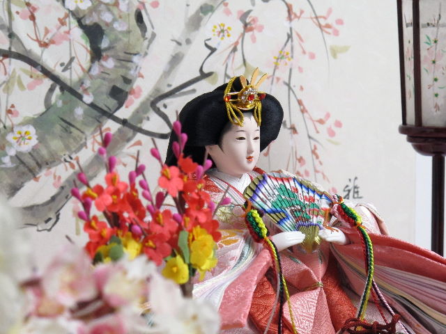 桜の木の元で、貝合わせを楽しむ官女たち。それを眺める仲良く寄り添う女雛・男雛をイメージした雛人形です。