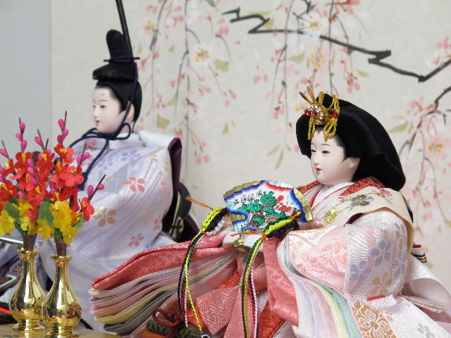 桜の木の元で、貝合わせを楽しむ官女たち。それを眺める仲良く寄り添う女雛・男雛をイメージした雛人形です。