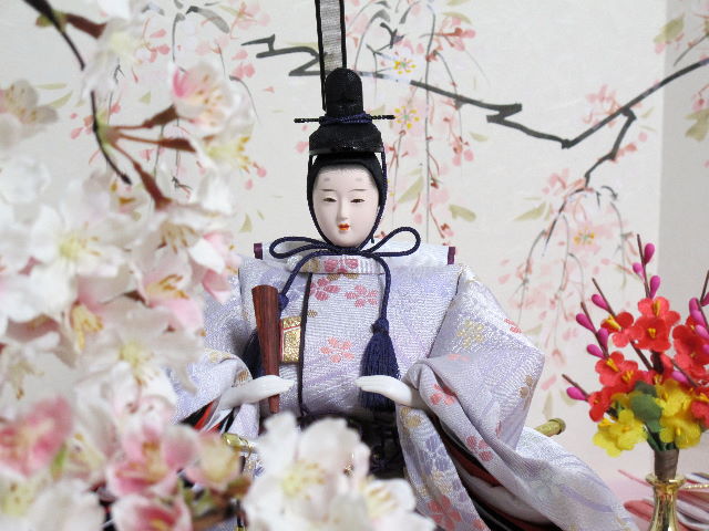 桜の木の元で、貝合わせを楽しむ官女たち。それを眺める仲良く寄り添う女雛・男雛をイメージした雛人形です。