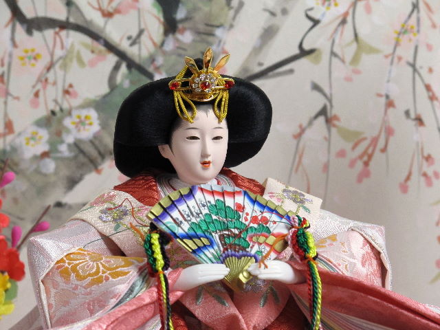 桜の木の元で、貝合わせを楽しむ官女たち。それを眺める仲良く寄り添う女雛・男雛をイメージした雛人形です。