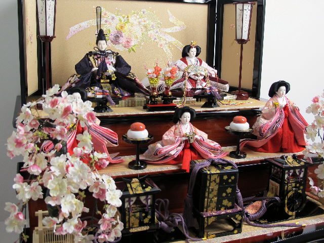 金襴の桜と刺繍の桜を組み合わせたピンクの雛人形三段飾り