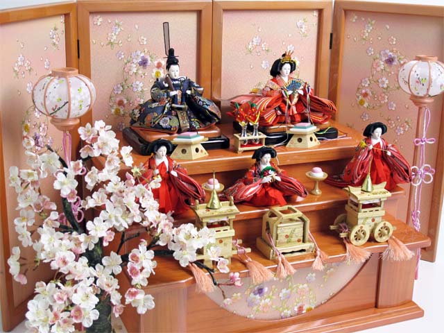 渋めのオーソドックスなおひなさまを三段に飾り、大桜を脇に置いた豪華な飾りです。
