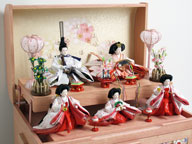 白地桜柄の五人揃いをピンクの宝箱に収めた組み立て簡単のかわいい収納飾りです。