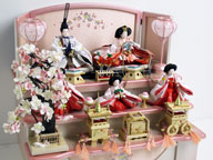 白地桜柄の五人揃いをおおきめの桜とパールホワイトぼかしピンクの明るい三段で飾りました。