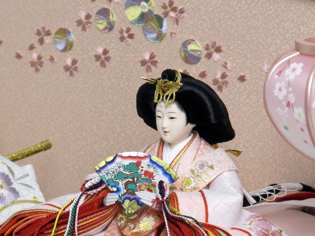白地桜柄の五人揃いを桜橘とパールホワイトぼかしピンクの明るい三段で飾りました。