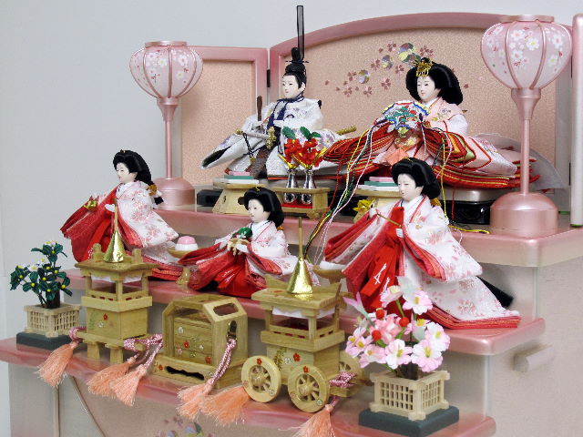 白地桜柄の五人揃いを桜橘とパールホワイトぼかしピンクの明るい三段で飾りました。