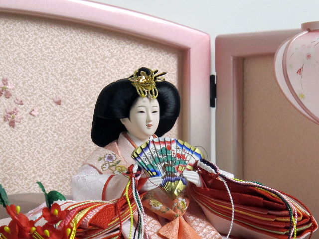 白地桜柄の五人揃いを桜橘とパールホワイトぼかしピンクの明るい三段で飾りました。