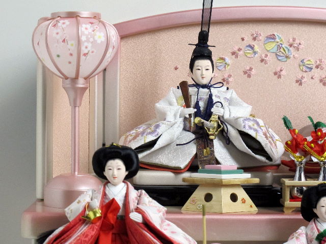 白地桜柄の五人揃いを桜橘とパールホワイトぼかしピンクの明るい三段で飾りました。