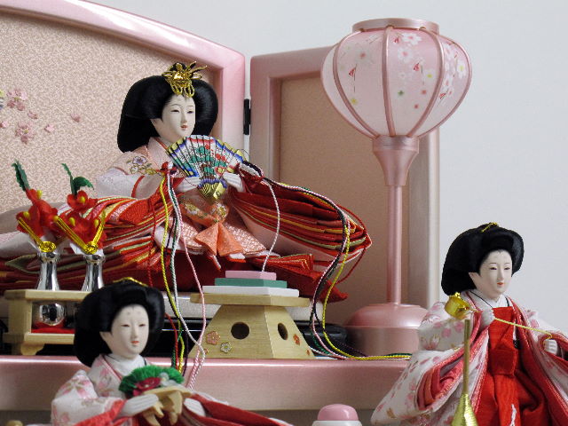 白地桜柄の五人揃いを桜橘とパールホワイトぼかしピンクの明るい三段で飾りました。