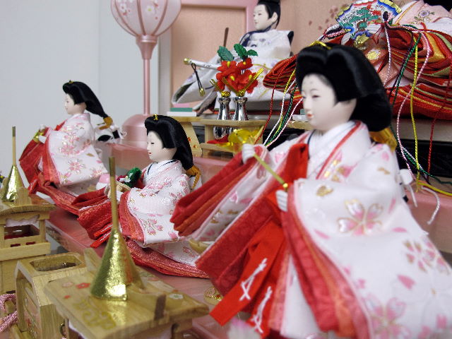 白地桜柄の五人揃いを桜橘とパールホワイトぼかしピンクの明るい三段で飾りました。