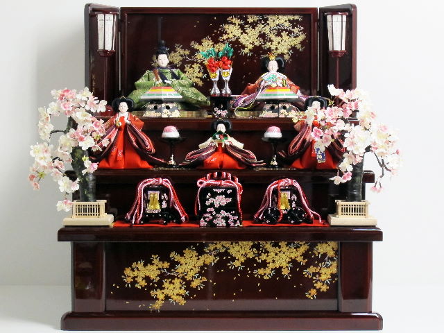 伝統的な有職文様衣装の雛人形三段金桜ワイン塗り飾り