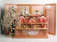 おとなしいピンクの雛人形を大桜で彩る三段飾り