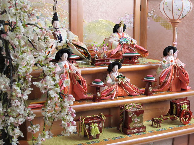 おとなしいピンクの人形をピンクの三段台で飾り、特製の大桜を配した間口155cmの特別豪華でおしゃれな雛飾りです。