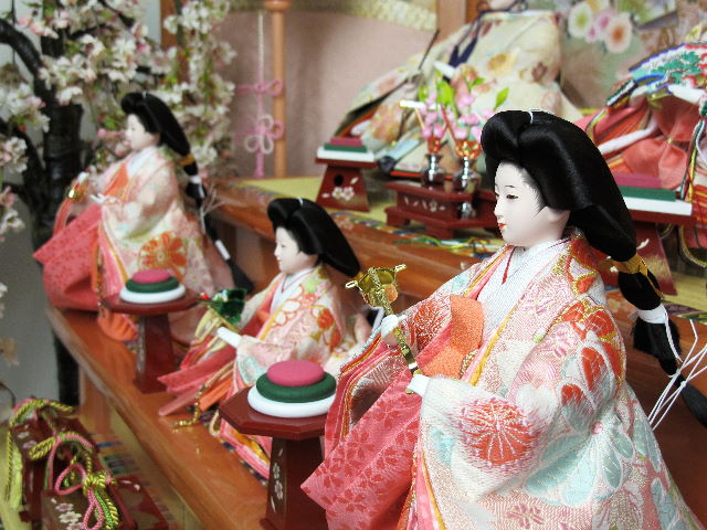 おとなしいピンクの人形をピンクの三段台で飾り、特製の大桜を配した間口155cmの特別豪華でおしゃれな雛飾りです。