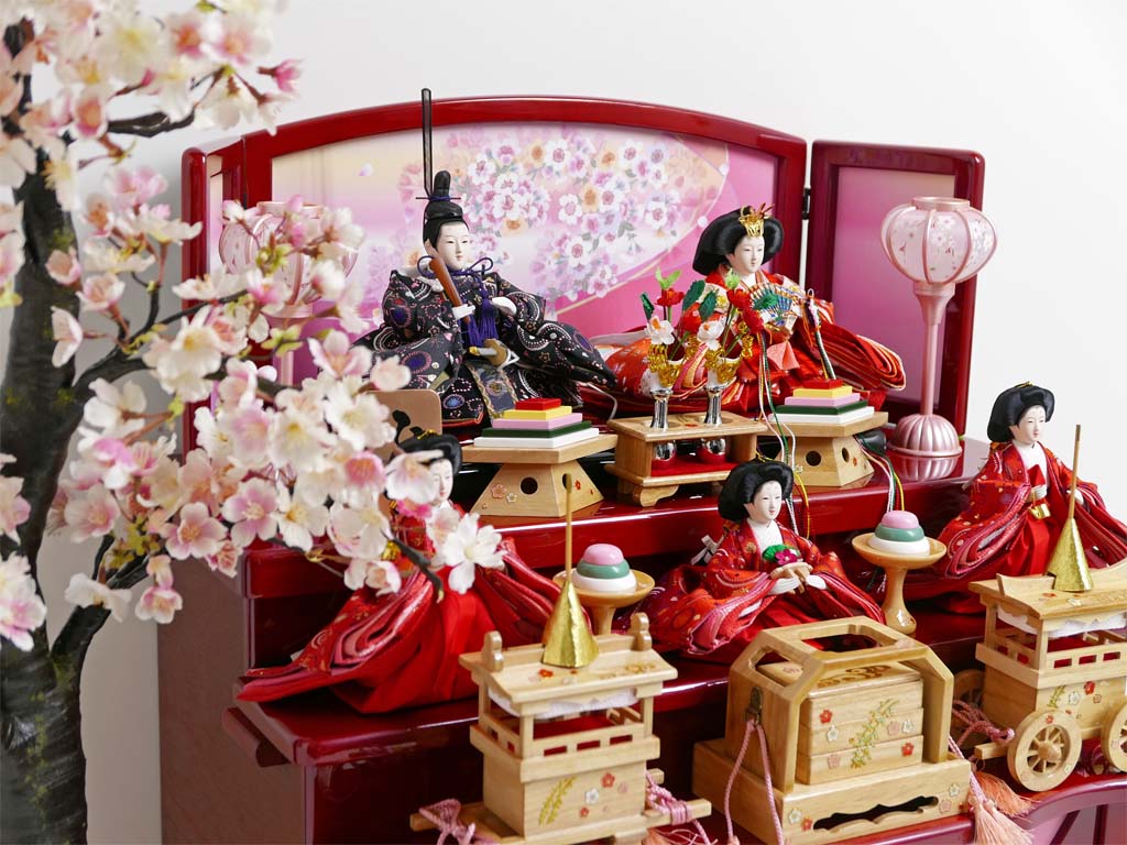 お揃いのハート衣装のお雛様の赤塗り収納三段大桜飾り