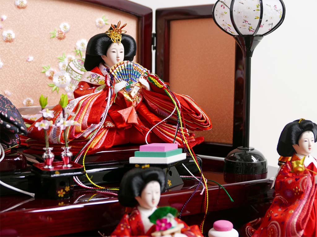 お揃いのハート衣装の雛人形桜木花梨塗り収納三段飾り