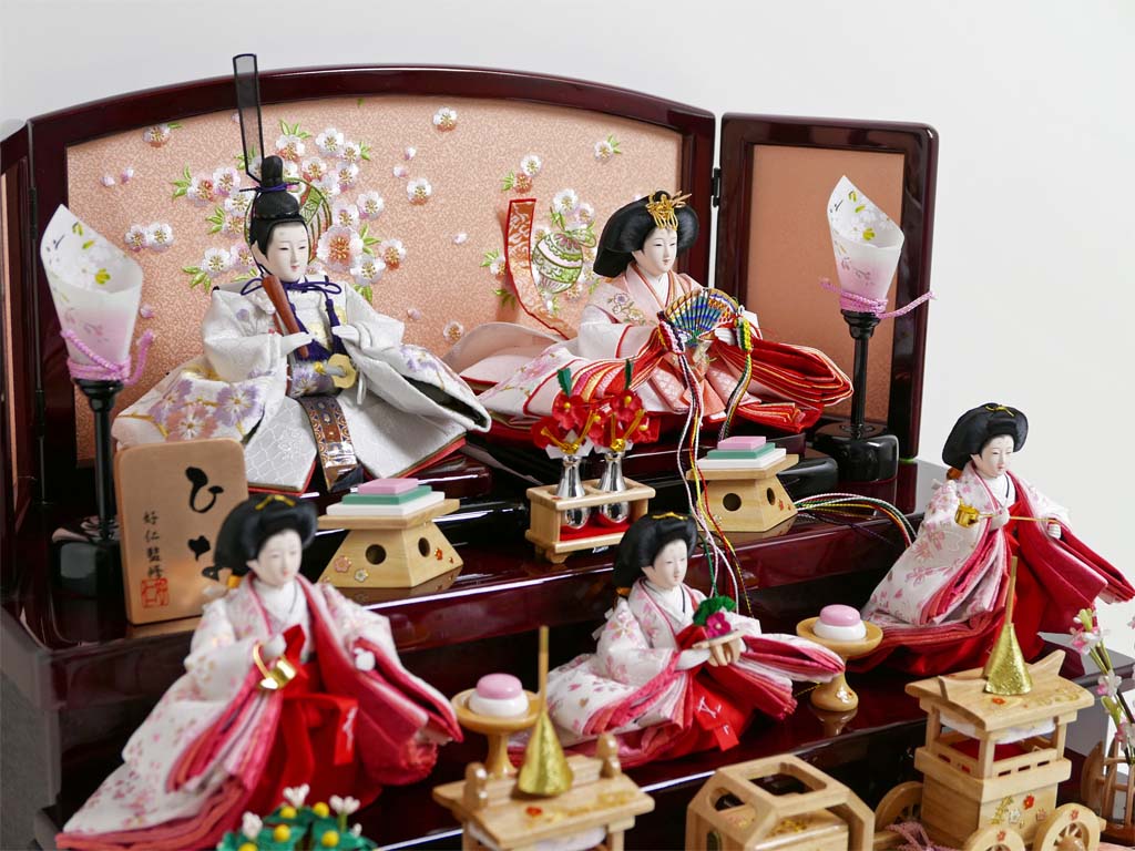 白地を基調とした桜刺繍のお雛様の花梨塗り収納三段飾り