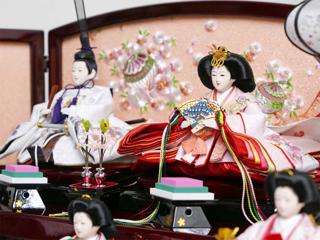 白地を基調とした桜刺繍の雛人形桜木花梨塗り収納三段飾り