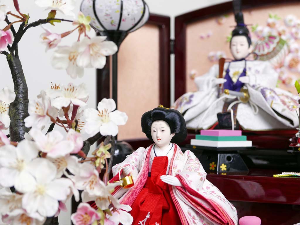 白地を基調とした桜刺繍の雛人形桜木花梨塗り収納三段飾り