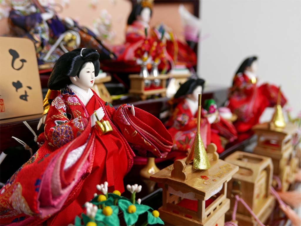 古典花柄の赤と紺のお雛様の花梨塗り収納三段飾り