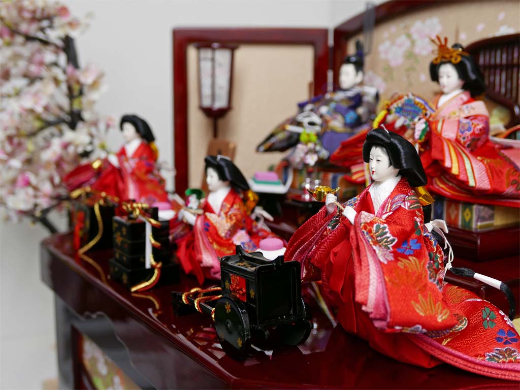 古典花柄の赤と紺のお雛様の桜都春慶塗収納飾り