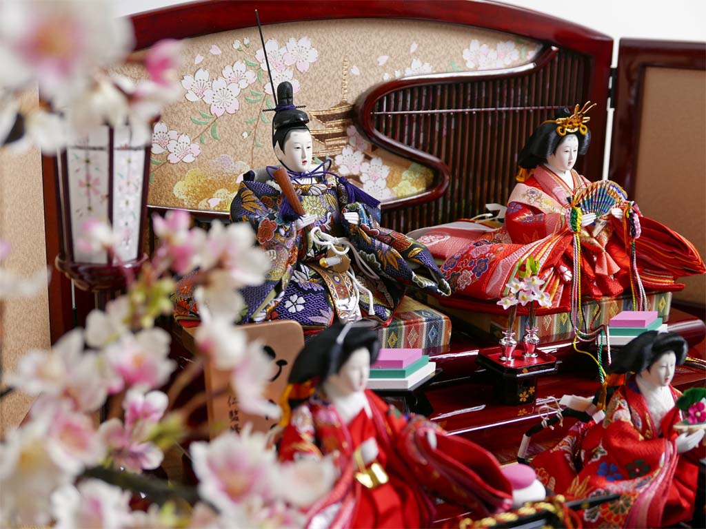 古典花柄の赤と紺のお雛様の桜都春慶塗収納飾り