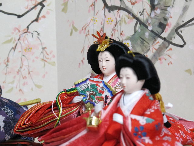 こんな雛人形を待っていた！桜の大木の下でひな祭りをしているような、コンパクトサイズが嬉しい15人飾りです。