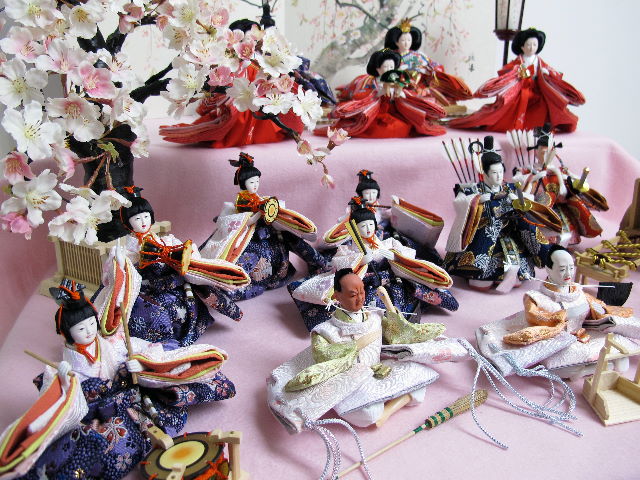 こんな雛人形を待っていた！桜の大木の下でひな祭りをしているような、コンパクトサイズが嬉しい15人飾りです。